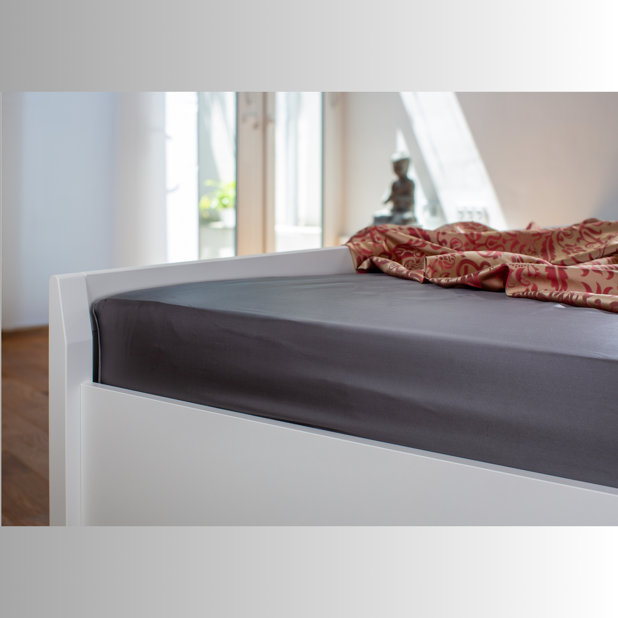 Edles anthrazites Seidenlaken im Schlafzimmer