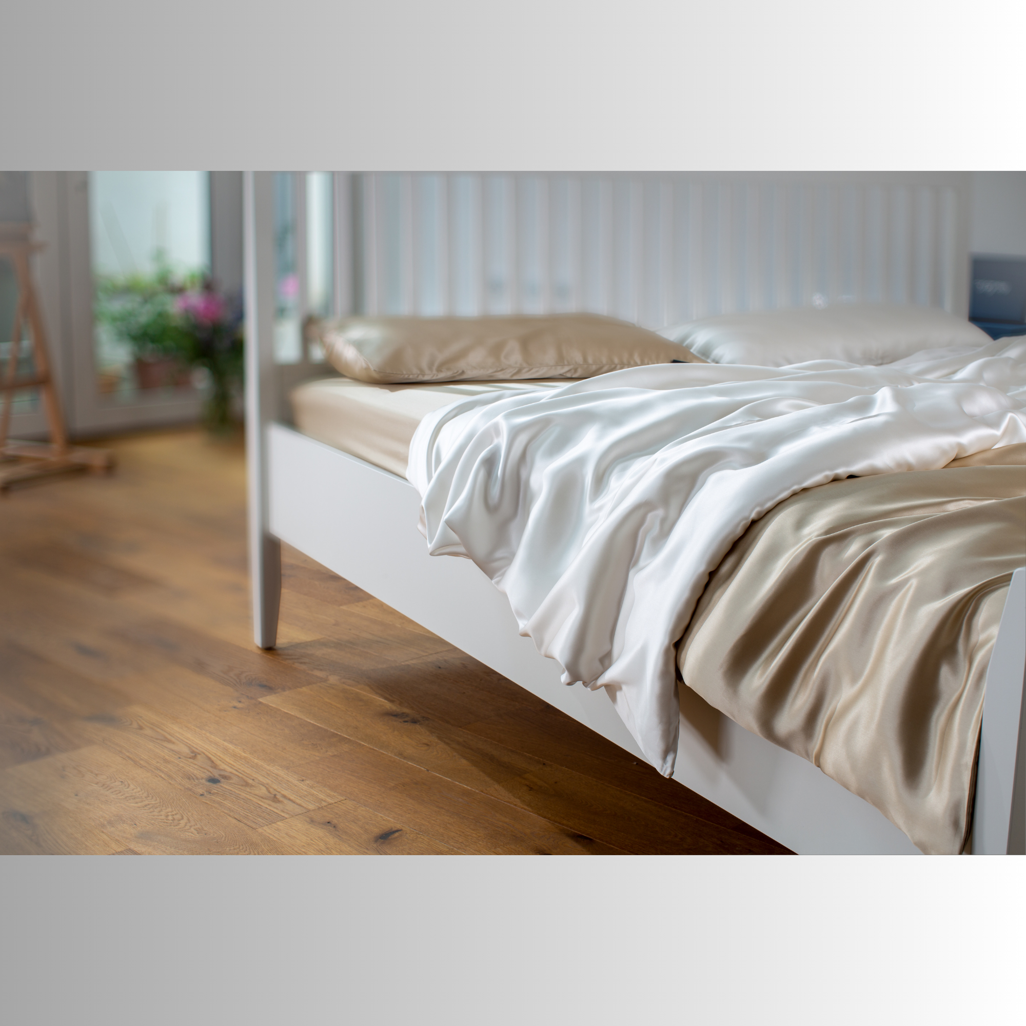 Eleganter Seidenbettbezug in Taupe – luxuriös, weich und stilvoll für ein edles Schlafzimmer-Ambiente.