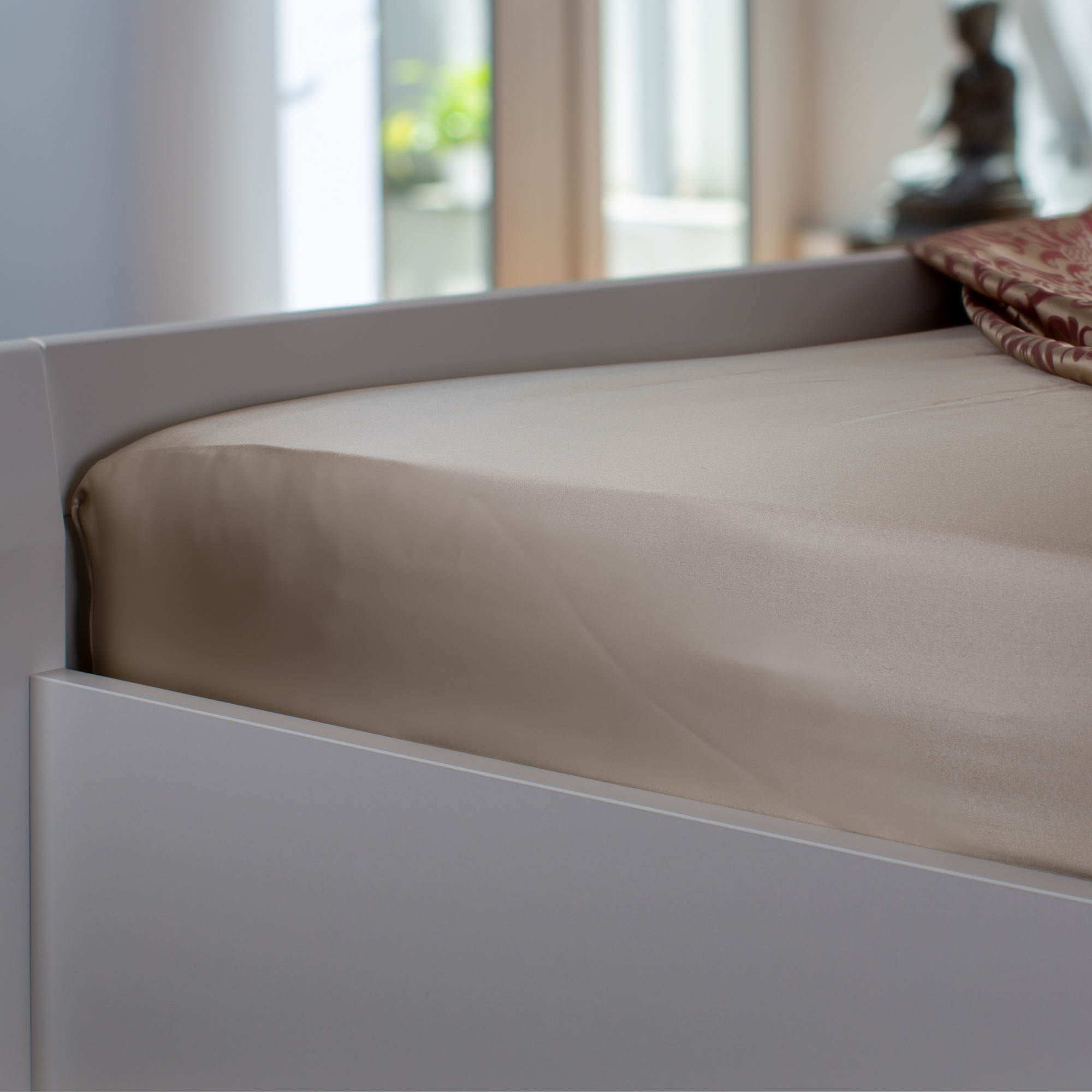 Glatte taupe Seide mit elastischem Bund