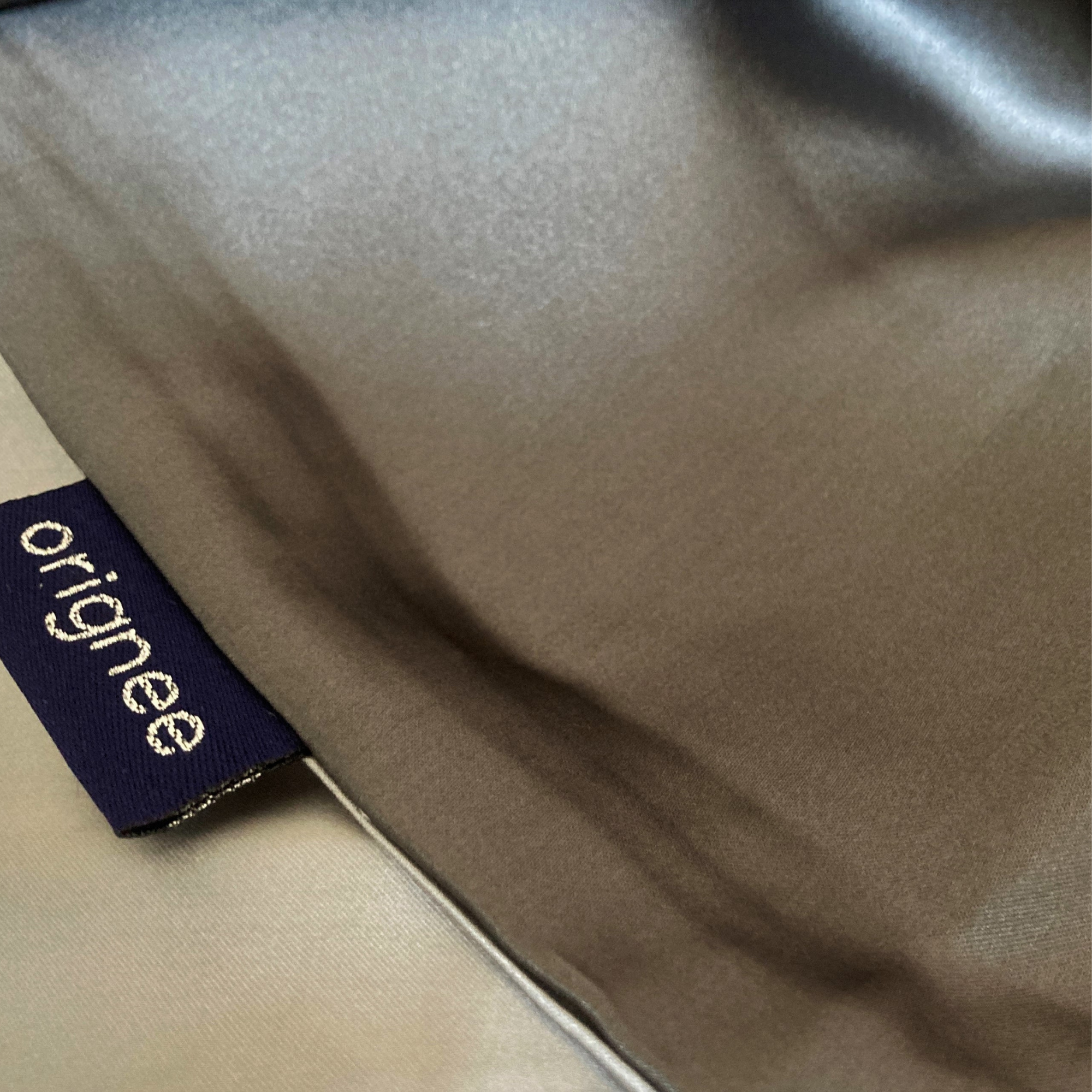 Makro: Anthrazit Seidenbettbezug – detailreiche Satin-Webstruktur