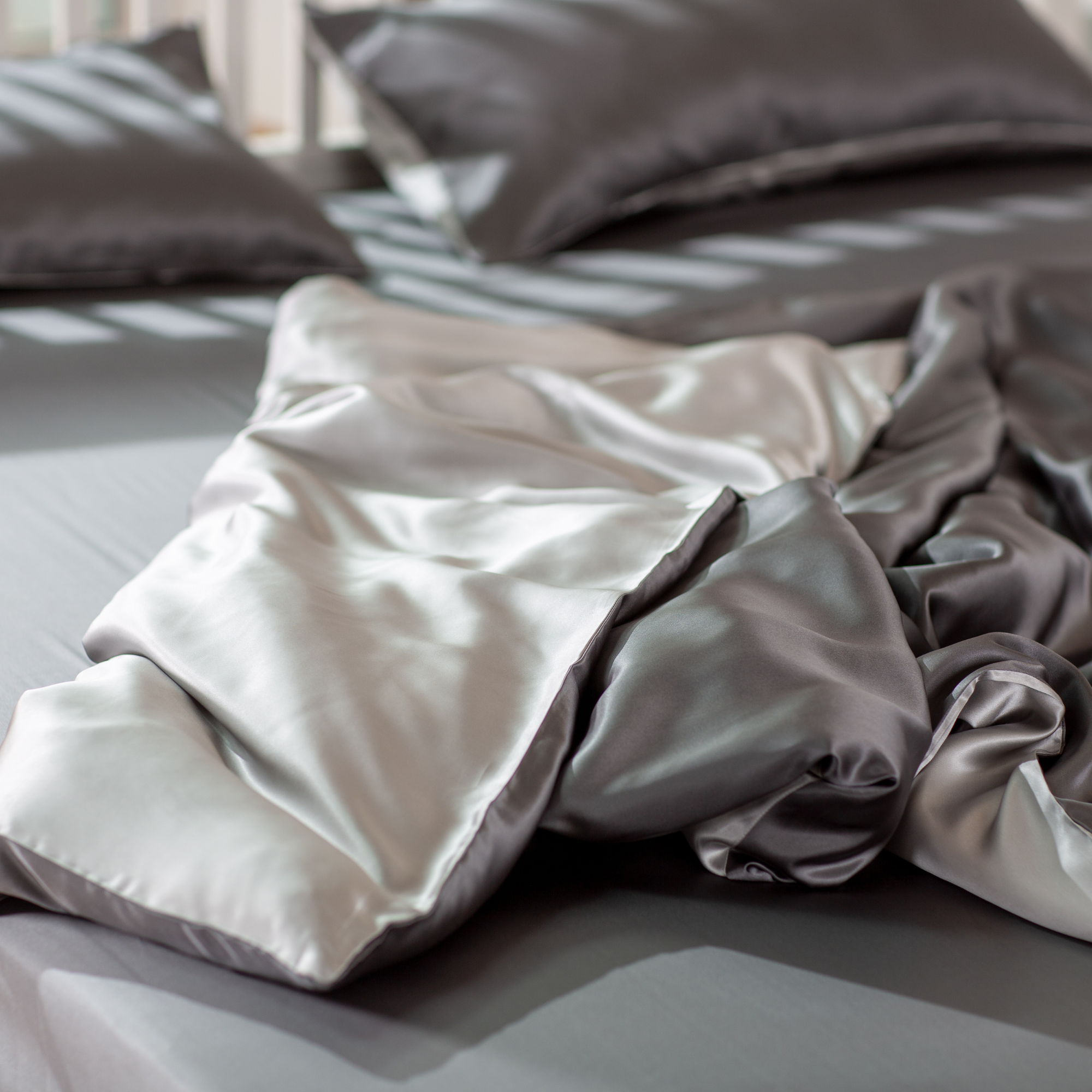 Nahaufnahme: Anthrazit Seidenbettwäsche – 19 Momme Satinstruktur