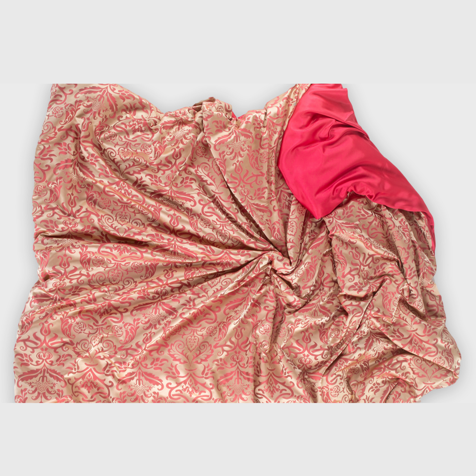 Schimmerndes Goldmysterium – 100% Seidenjacquard