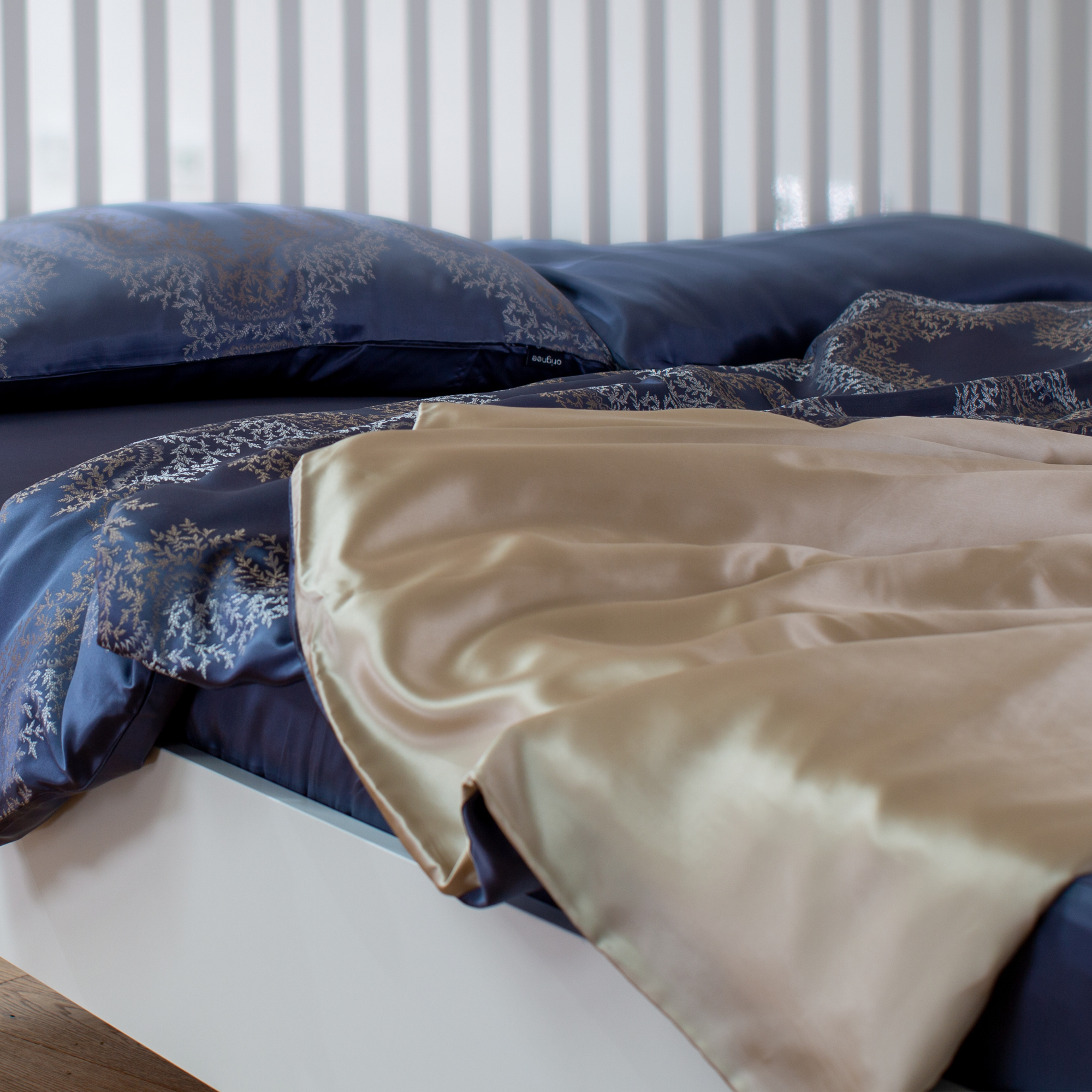 Seidenbettbezug Blue/Taupe – glatte Satin-Webstruktur im Detail