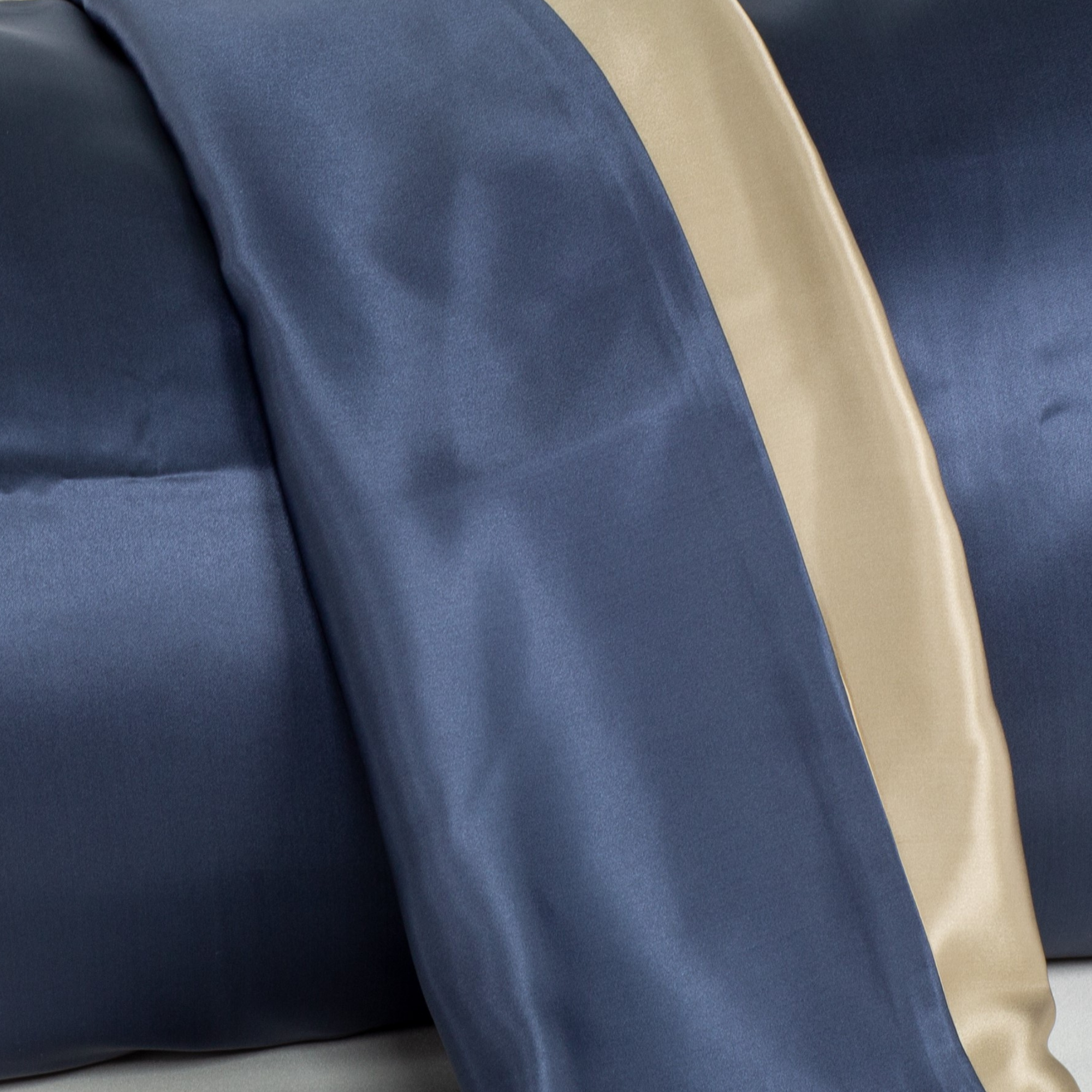 Seidenbettwäsche in Blau & taupe – hautfreundlich