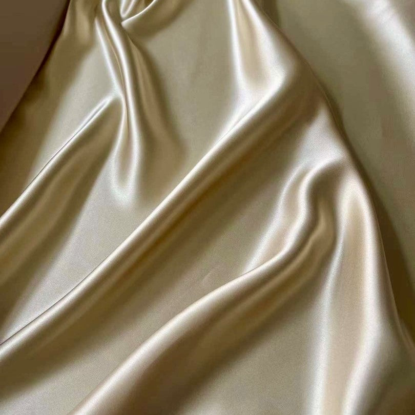 Seidenbettwäsche taupe nahaufnahme