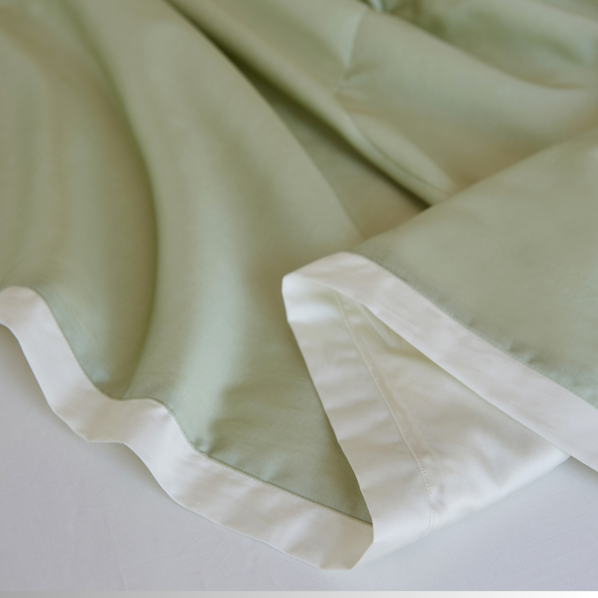 Luxus-Wohndecke in Green Beige – atmungsaktiver Lyocell-Bezug mit 100% Seidenfüllung, hypoallergen