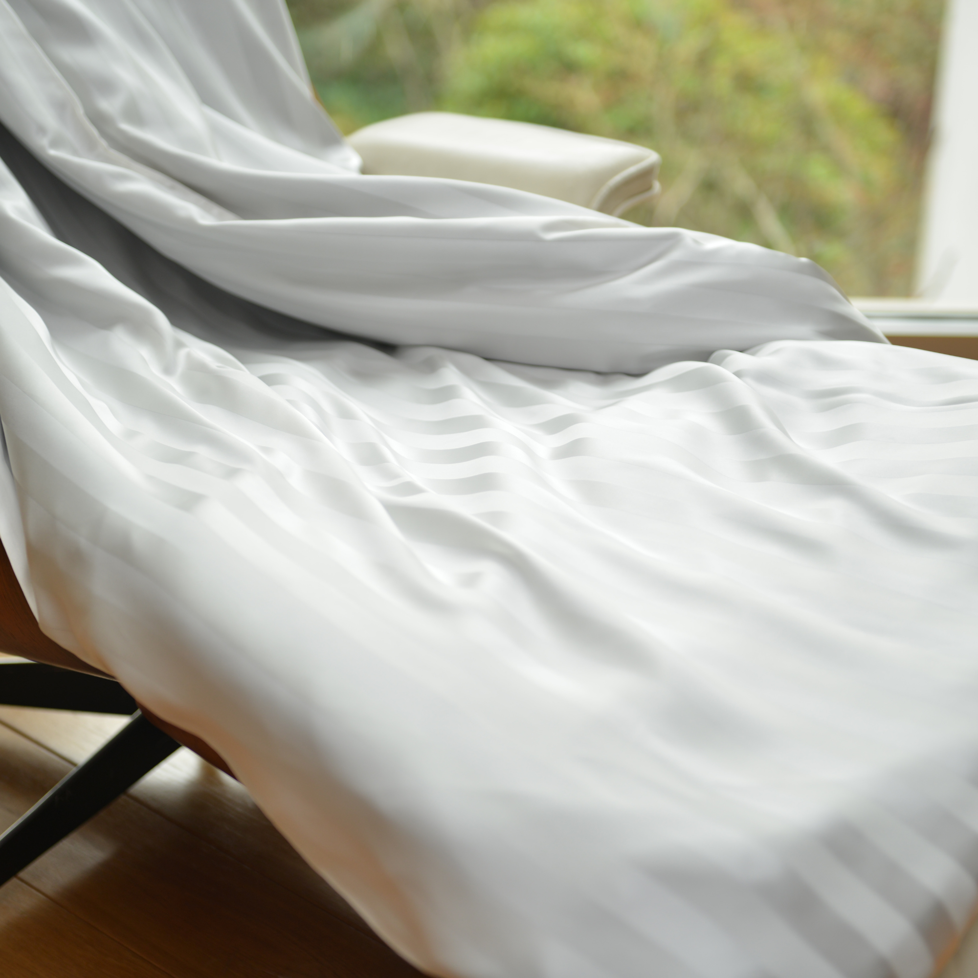 Streifen-Detail der Premium-Seidenbettwäsche in Weiß