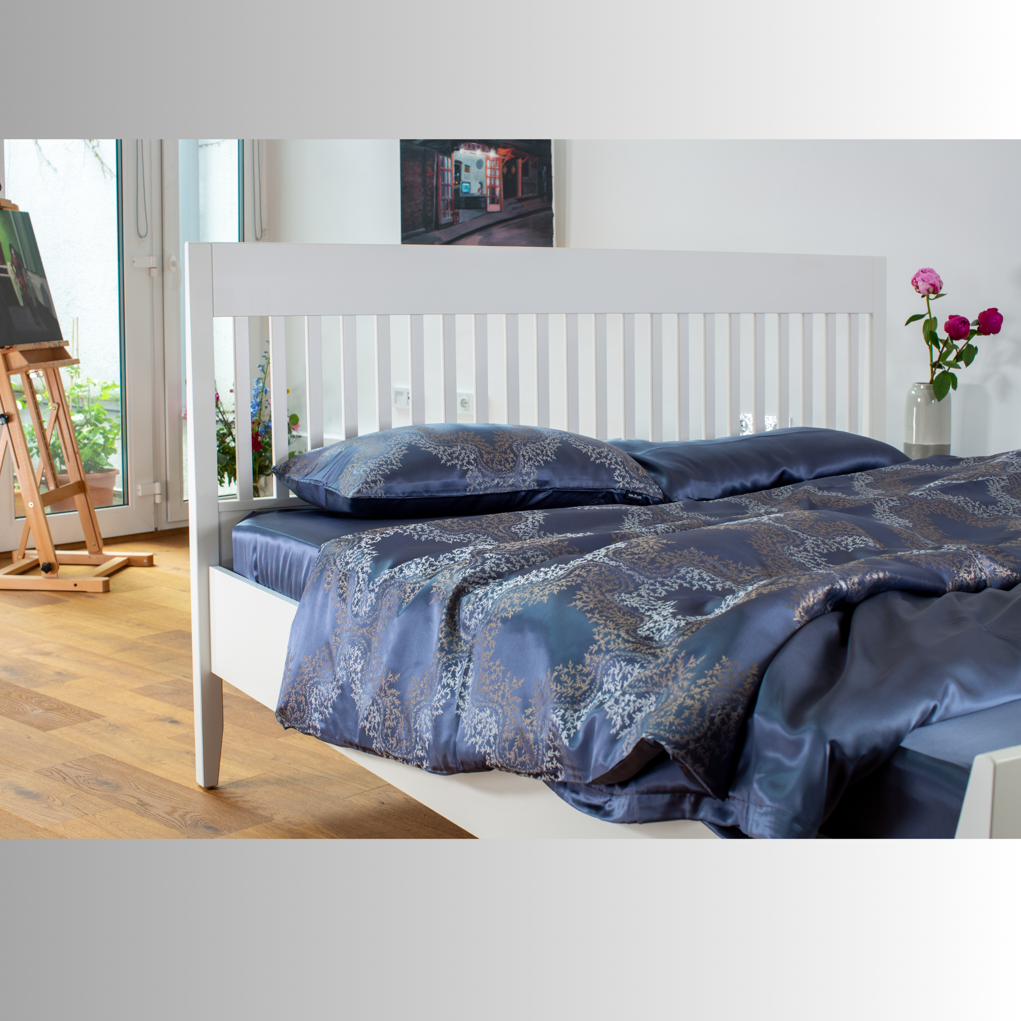 Seidenbettwäsche deep blue Tiefblaue Jacquard-Seide im eleganten Schlafzimmer