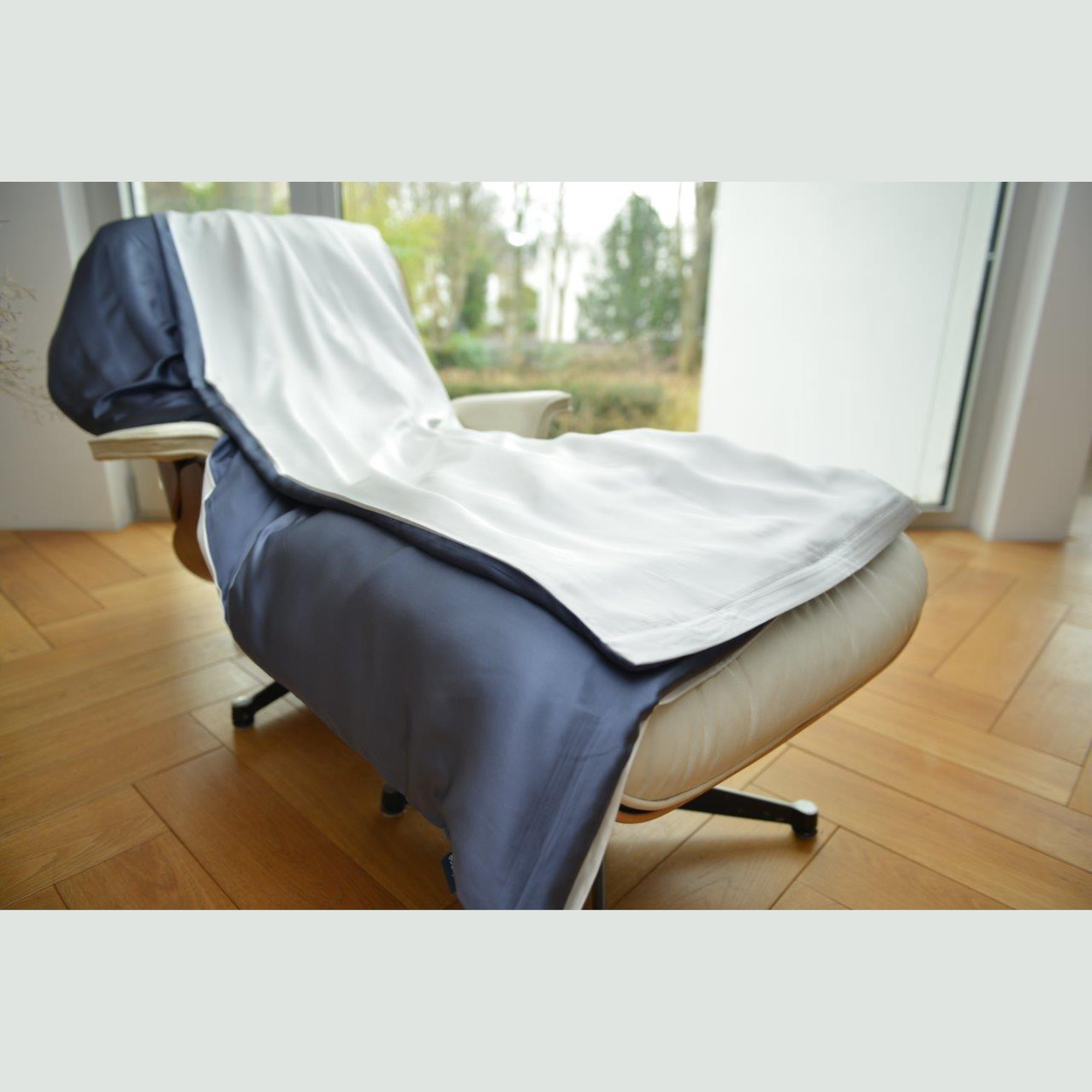 Blau weiss Seidenbettwäsche aus Maulbeerseide – glänzende Satin-Oberfläche